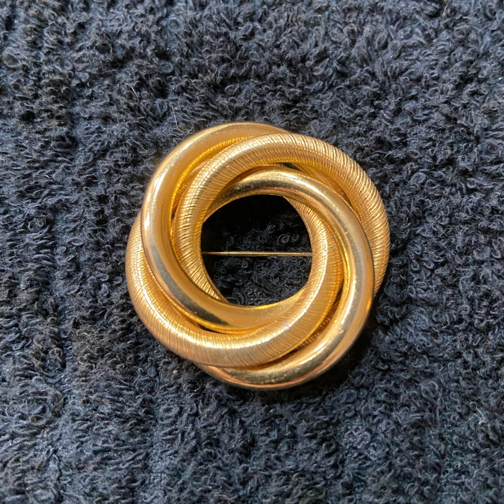 Gold tone circle brooch, EUC